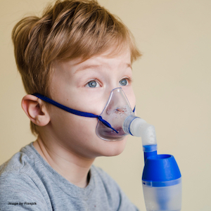 Immagine di <a href="https://it.freepik.com/foto-gratuito/ragazzino-di-vista-laterale-con-la-maschera-di-ossigeno_7819046.htm#query=pediatric%20asthma&position=3&from_view=search&track=ais&uuid=fa6314e0-2f5d-4856-b263-6e43cb706678">Freepik</a>