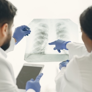 <a href="https://it.freepik.com/foto-gratuito/fare-della-diagnosi-un-compito-di-squadra-medici-che-esaminano-i-raggi-x-del-paziente_14817538.htm#query=respiratory%20system%20cancer&position=48&from_view=search&track=ais&uuid=ffb8525d-0c2e-43c5-9456-6047f23348b3">Immagine di prostooleh</a> su Freepik